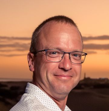 Dr. Stefan Nissen Liebe Kinder, liebe Eltern, hiermit möchte ich mich bei Euch und Ihnen kurz vorstellen. Mein Name ist Stefan Nissen, ich bin im Jahre 1974 in Flensburg geboren und habe meine Kindheit und Jugend im nördlichsten Zipfel Deutschlands, in Nordfriesland nahe der dänischen Grenze verbracht. Ich bin in Neukirchen zur Grundschule gegangen und habe im Jahre 1993 an der Friedrich-Paulsen-Schule in Niebüll mein Abitur gemacht. Anschließend habe ich von 1993 bis 2000 an der Medizinischen Universität Lübeck Humanmedizin studiert. Die ersten knapp drei Jahre meiner beruflichen Tätigkeit war ich im Städtischen Klinikum Lüneburg als Arzt im Praktikum und Assistenzarzt angestellt, bevor ich dreizehn Jahre in Eutin in der Kinderklinik der Sana-Kliniken Ostholstein, Klink Eutin tätig war. Schon dort war die Betreuung von Kindern und Jugendlichen mit Diabetes mellitus eine meiner Hauptaufgaben und Interessen. Seit Januar 2017 bin ich nun als Nachfolger von Frau Dr. Christine Fiedler in Stockelsdorf niedergelassen, was mir sehr viel Spaß und Freude bereitet, auch hier betreue ich weiterhin viele Kinder und Jugendliche mit Diabetes mellitus in einer Spezialsprechstunde. Mir ist aber sehr wichtig, dass in meiner Praxis eine gute „Rundumbetreuung“ der Kinder und natürlich auch der Eltern stattfindet und ich versuche deshalb, die Kinder in ihren Sorgen und Ängsten sehr ernst zu nehmen. Sollte einmal etwas nicht zu Eurer oder Ihrer Zufriedenheit verlaufen, bitte ich Euch und Sie um Rücksprache, wir werden dann gerne versuchen, Abläufe zu verändern. In meiner Freizeit verbringe ich sehr gerne Zeit mit meinen drei Töchtern und meiner Frau, mache Geocaching und bin sehr interessiert an der Fußball-Bundesliga (meinen Lieblingsverein verrate ich hier aber nicht 😉). Außerdem reisen wir sehr gerne, vorzugsweise nach Norwegen und ins restliche Skandinavien, aber auch andere Länder haben wir schon besucht. Ich freue mich auf Ihren Besuch! 